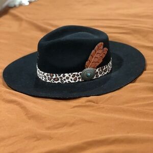 Elegant Black Hat with Leopard Band and Feather